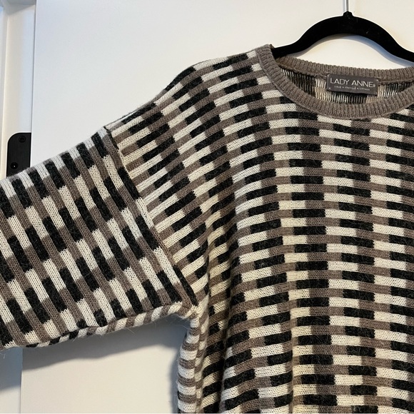 Lady Anne | Vintage Knit Sweater - Picture 2 of 12